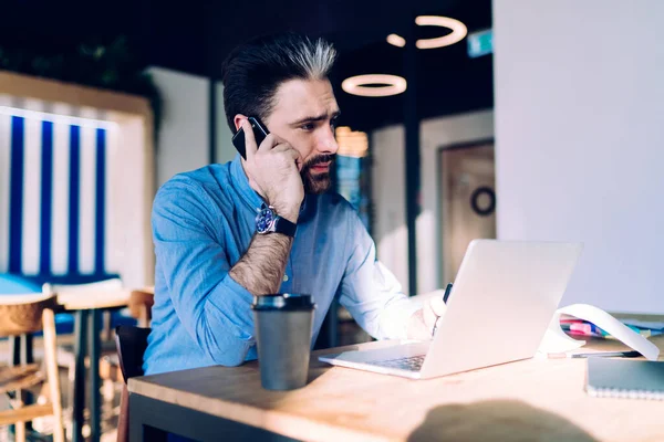 Selvsikker Ambisiøs Fokusert Smart Entreprenør Med Grått Hår Som Snakker – stockfoto