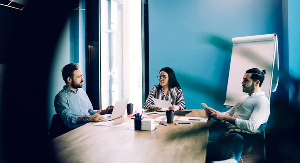 Unga Mångsidiga Medarbetare Vardagskläder Sitter Vid Bordet Och Brainstormar Nya — Stockfoto