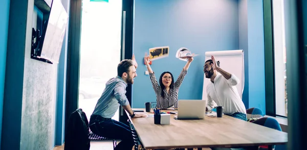 Lucky Mannelijke Vrouwelijke Zakenpartners Casual Stijl Kleding Het Heffen Van — Stockfoto