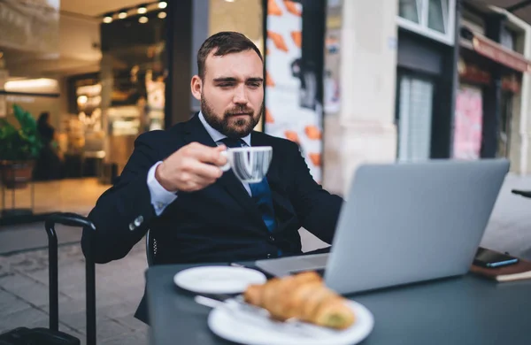 Imprenditore Maschio Caucasico Con Tazza Caffè Guardando Seminario Webinar Durante — Foto Stock