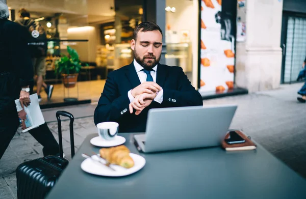 Uomo Affari Caucasico Controllando Tempo Sullo Smartwatch Indossabile Utilizzando Durante — Foto Stock