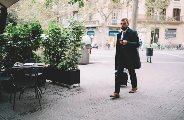 Banqueiro Vestido Formalmente Andando Rua Cidade Com Mala Bagagem Durante — Fotografia de Stock