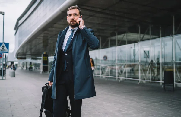 Confident Caucasian Businessman Standing Airport Suitcase Luggage Using Roaming Internet — Stock Photo, Image