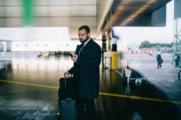 Seitenansicht Eines Unrasierten Mannes Formeller Kleidung Der Mit Koffer Flughafen — Stockfoto