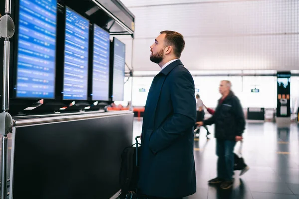 Kaukasischer Männlicher Chef Der Abflugzeit Und Gate Informationen Über Den — Stockfoto