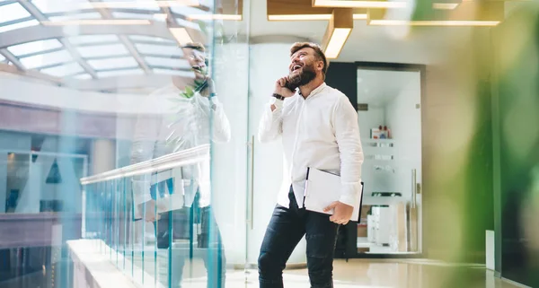 Alegre Caucásico Divertido Empleado Masculino Oficina Hablando Teléfono Móvil Riendo — Foto de Stock