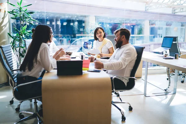 Equipe Funcionários Multirraciais Roupas Casuais Reunindo Mesa Espaço Trabalho Contemporâneo — Fotografia de Stock