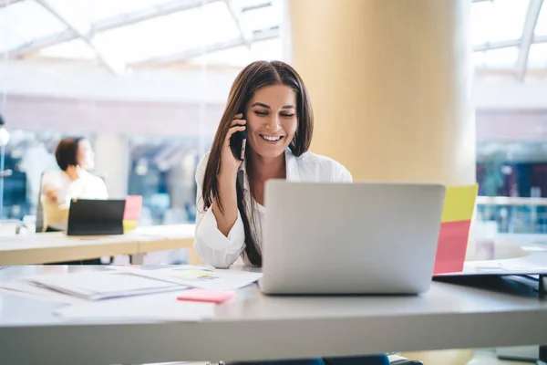 Vrolijke Blanke Vrouwelijke Werknemer Die Een Positief Gesprek Mobiele Telefoon — Stockfoto