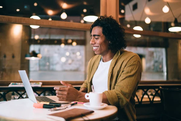 Sidovy Över Positiva Leende Etnisk Man Casual Kläder Sitter Vid — Stockfoto