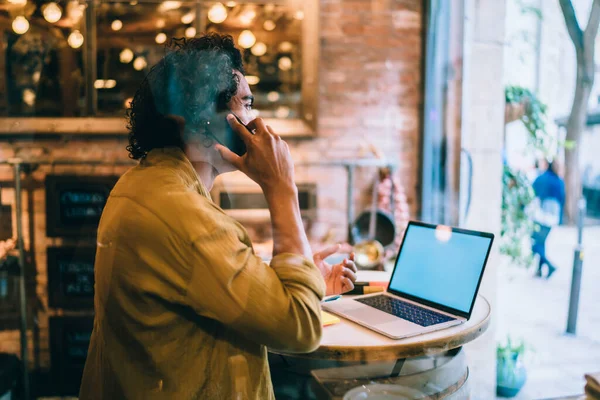 Achteraanzicht Van Mannelijke Freelancer Casual Kleding Zitten Met Laptop Computer — Stockfoto