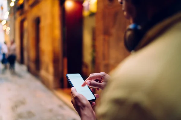 Visão Traseira Corte Macho Anônimo Com Fones Ouvido Navegando Smartphone — Fotografia de Stock