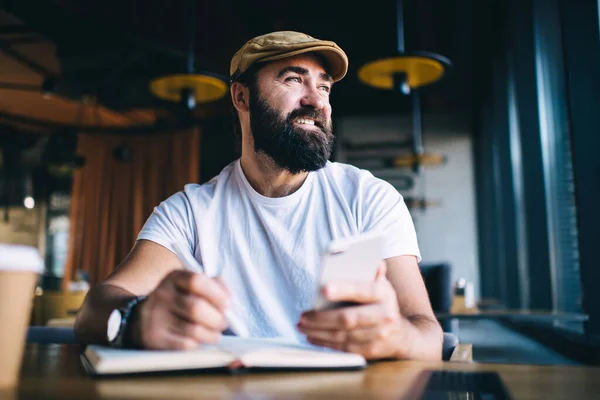 Happy Man Met Notebook Schrijven Informatie Surfen Smartphone Aan Tafel — Stockfoto