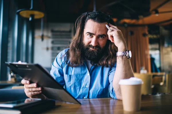 Reifer Mann Mit Bart Und Langen Haaren Sitzt Kopf Hand — Stockfoto