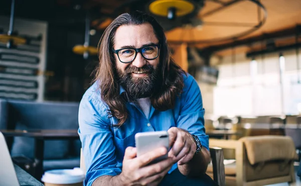 Glada Hipster Hane Med Långt Hår Och Skägg Casual Outfit — Stockfoto