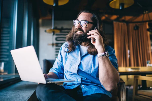 Улыбающийся Бородатый Мужчина Длинными Волосами Брюнетки Говорит Мобильному Телефону Имея — стоковое фото