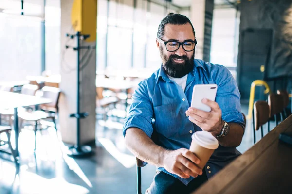 사업가 카페의 근처에 기분좋은 턱수염을 스마트폰으로 알림을 확인하는 비즈니스 커피숍 — 스톡 사진
