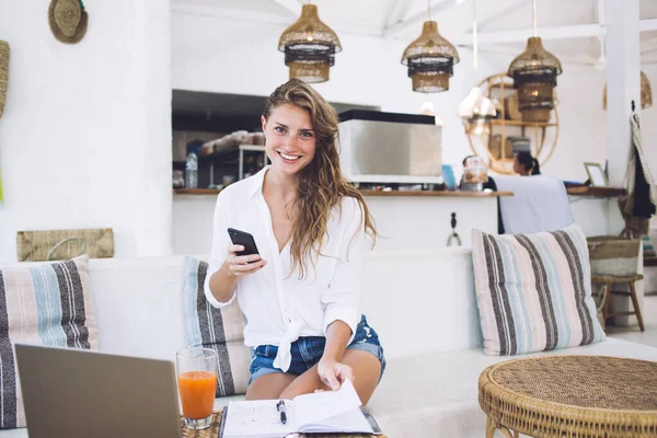 Joven Mujer Negocios Sonriente Ropa Casual Usando Teléfono Móvil Mientras —  Fotos de Stock