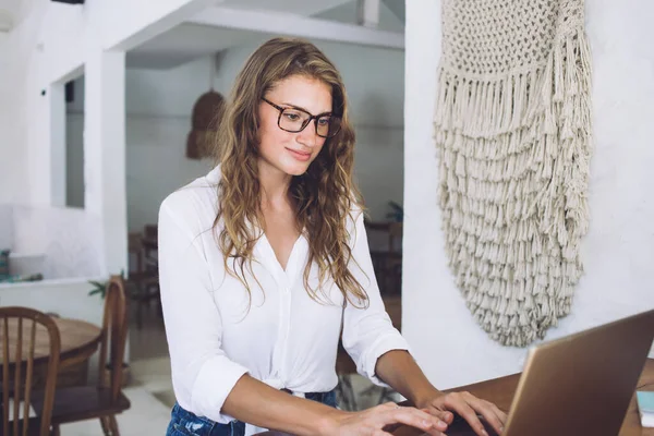 Sonriente Hembra Adulta Pensativa Gafas Ropa Casual Enfocada Pantalla Interactuando —  Fotos de Stock