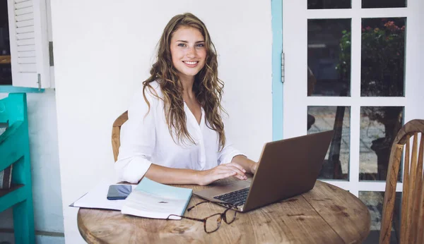 Piacevole Startupper Femminile Con Bel Sorriso Guardando Fotocamera Progettando Piano — Foto Stock