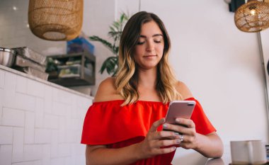 Çekici kadın blogcu kontrolü, kafeterya wifi wdor ağına bağlanan bir bülten aldı. Boş zaman, güzel milenyum. Cep telefonu uygulaması üzerinden çevrimiçi mesajlaşma için 4G kablosuz kullanılıyor.