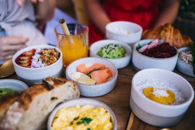 Sağlıklı lif yemek için taze meyve, mangolu chia yoğurdu ve enerjik kahvaltıda somon eti tatmak için somon eti.