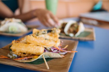 Kafenin içinde servis edilen Meksika yemekleri üzerine seçici bir odak noktası. Ev yapımı Latin mutfağı, baharatlı Meksika tortilla tacoları. Sağlıksız bir akşam yemeği ya da öğle yemeği sırasında yemek için.