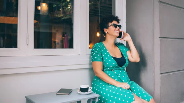 Encantadora Mujer Regordeta Afroamericana Vestido Verde Casual Gafas Sol Elegantes —  Fotos de Stock