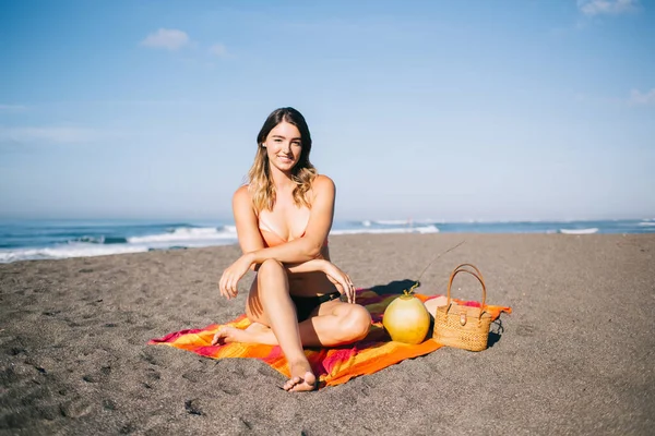 Neşeli Zayıf Çıplak Ayaklı Bikinili Güneşli Yaz Gününde Hindistancevizli Havluyla — Stok fotoğraf