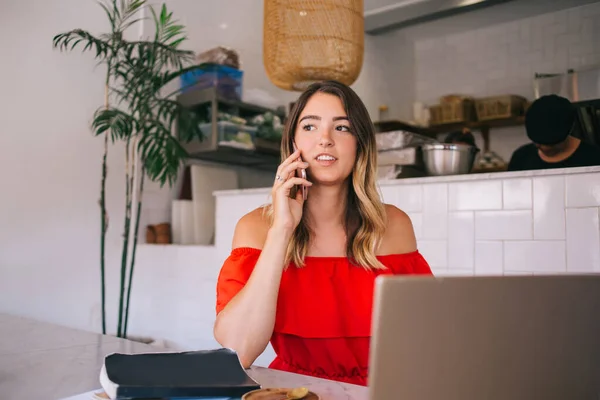 Joven Mujer Moda Vestido Hombro Desnudo Rojo Comunicándose Teléfono Inteligente —  Fotos de Stock