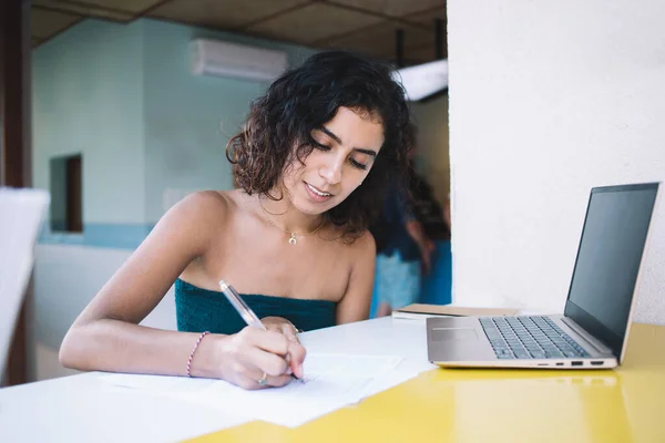 Focalisé Jeune Dame Hispanique Mince Haut Été Immergé Dans Écriture — Photo