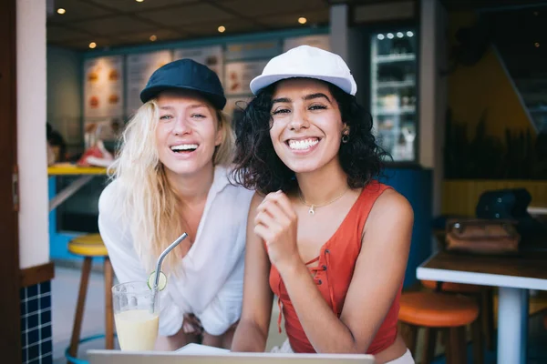 Retrato Meia Duração Alegres Melhores Amigos Sexo Feminino Rindo Durante — Fotografia de Stock