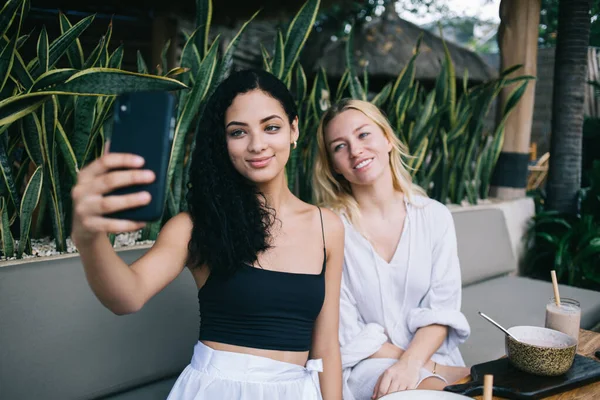 Šťastné Uvolněné Rozmanité Přítelkyně Sedí Gauči Brát Selfie Smartphone Při — Stock fotografie