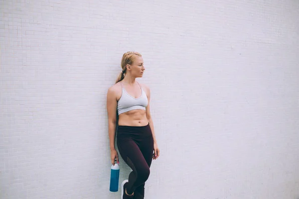 Belle Femme Prenant Repos Dans Zone Publicité Promotionnelle Après Jogging — Photo
