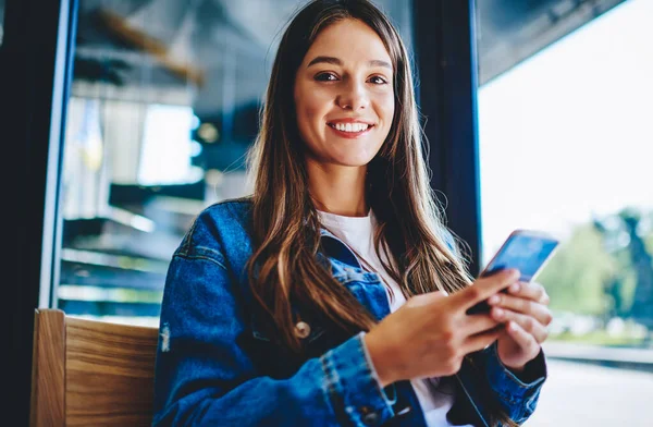 Retrato Menina Hipster Caucasiana Alegre Com Dispositivo Celular Moderno Mãos — Fotografia de Stock