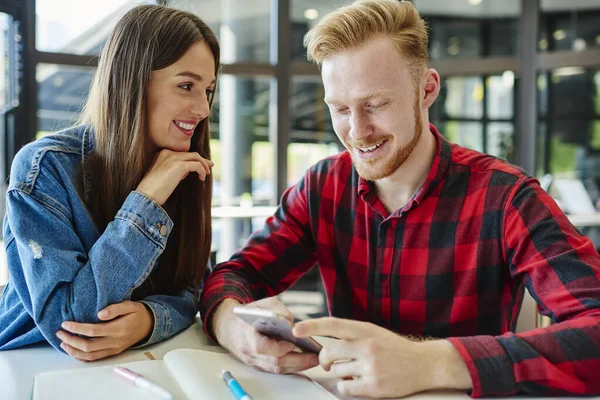 Chica Hipster Alegre Mirando Novio Pelo Rojo Sentir Sentimientos Amor — Foto de Stock