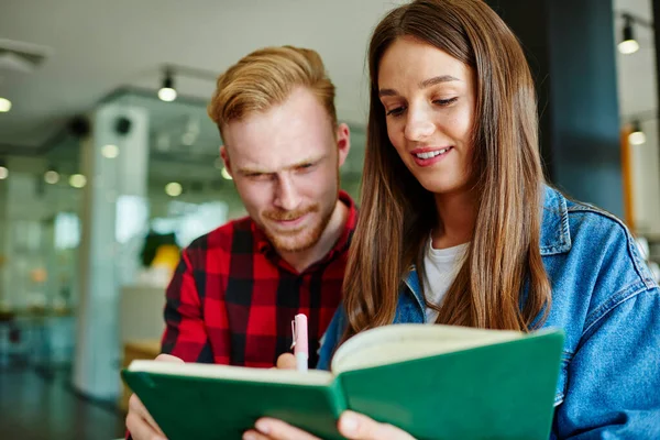 Caucasian Male Female Students 20S Discussing Organisation Plan Together Education — Stock Photo, Image