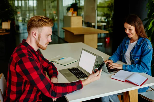 Caucasian Male Programmer Sitting Table Desk Happy Female Colleague Checking — Stock Photo, Image