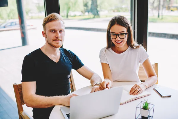 Portrett Rødhårete Mannlig Programmerer Som Ser Kamera Mens Lykkelig Kvinnelig – stockfoto