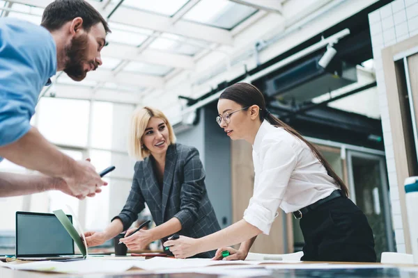 Bearded Male Blue Shirt Marker Looking Female Colleague Glasses Doing — Stock Photo, Image