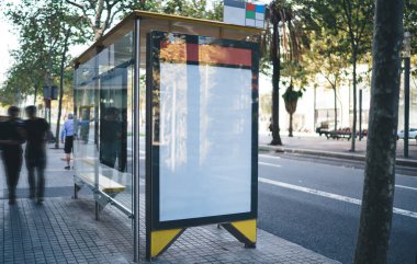 Şehirdeki yol kenarındaki kaldırımda metin reklamları için Lightbox 'ın olduğu endüstri otobüs durağı. Megalopolis' te ticari reklam panosu bilgilerine sahip modern tasarım ulaşım istasyonu.