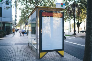 Otobüs durağında reklam ya da tanıtım mesajı için reklam pankartı, endüstriyel ulaşım istasyonlu kentsel ortam ve kamuya açık ticari bilgiler için alan kopyalama