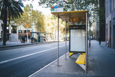 Reklam metni veya tanıtım içeriği için boş kopya alanı ekranı olan otobüs durağı reklam panosu, kent caddesinde reklam tanıtım bilgileri için açık poster görüntüsüyle dur