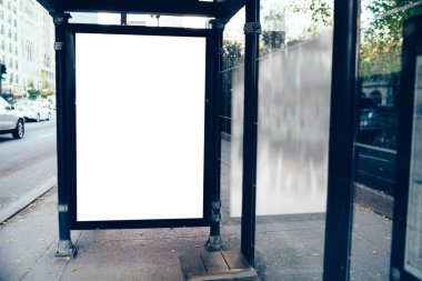 Chicago 'nun asfalt yolunun yakınındaki kaldırım taşıma istasyonuna asılan büyük, modern boş reklam afişi.