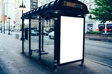 Büyük beyaz reklam pankartı Chicago şehrinin yakınındaki kaldırıma asılmış.