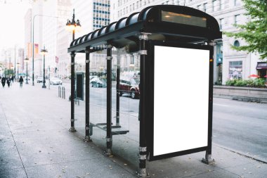 Chicago şehrinin yakınındaki kaldırımda boş bir toplu taşıma istasyonuna konan boş pankartın çağdaş beyaz boş reklam tabelası