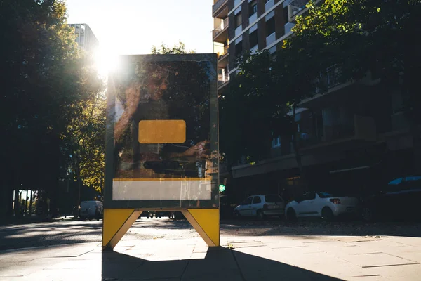 선정적 초점은 햇빛이 도시의 폴리스 Megalopolis 광고판에 집중되어 — 스톡 사진