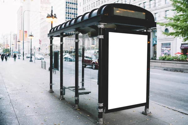 シカゴ市の道路近くの舗装上の空の公共交通機関の駅に置かれたバナーの現代的な白い空白の広告看板 — ストック写真