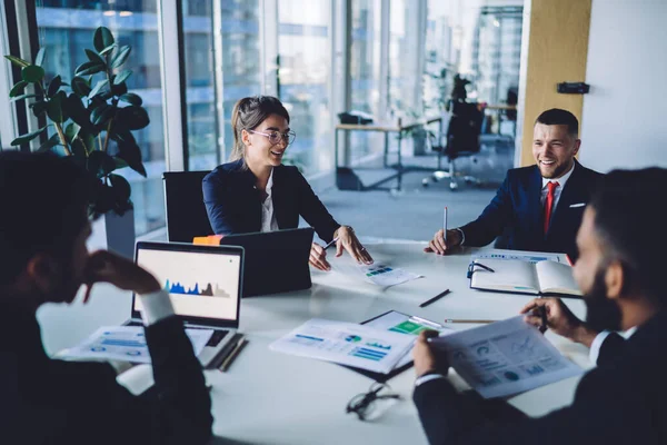 Grupo Empleadores Masculinos Femeninos Exitosos Sentados Escritorio Mesa Con Tiempo — Foto de Stock