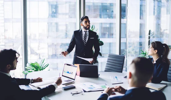 Grupo Socios Comerciales Exitosos Trajes Negros Formales Reunidos Alrededor Mesa —  Fotos de Stock