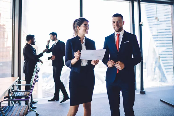 Full Length Portret Van Zelfverzekerde Mannelijke Ondernemer Gekleed Elegante Slijtage — Stockfoto